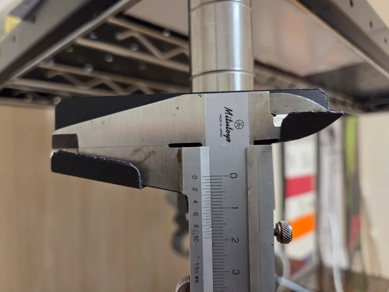 ノギス掛け（25.4mm 溝付きパイプ）