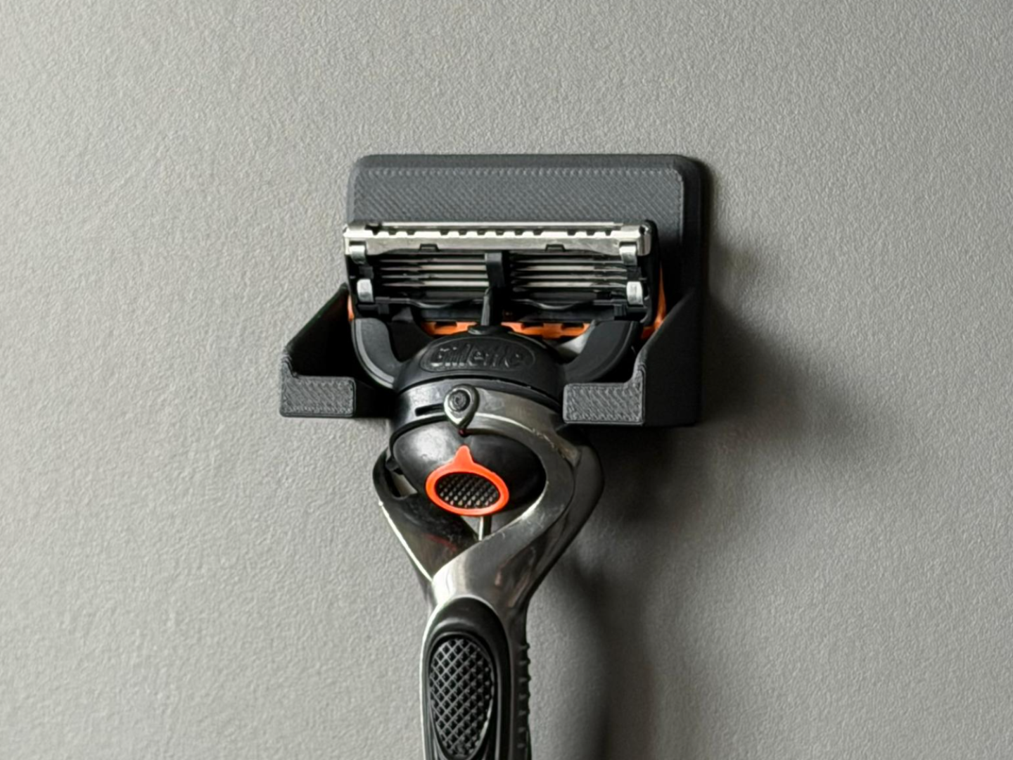 Razor blade holder