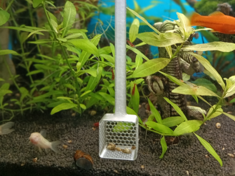 Aquarium shovel with gravel sieve