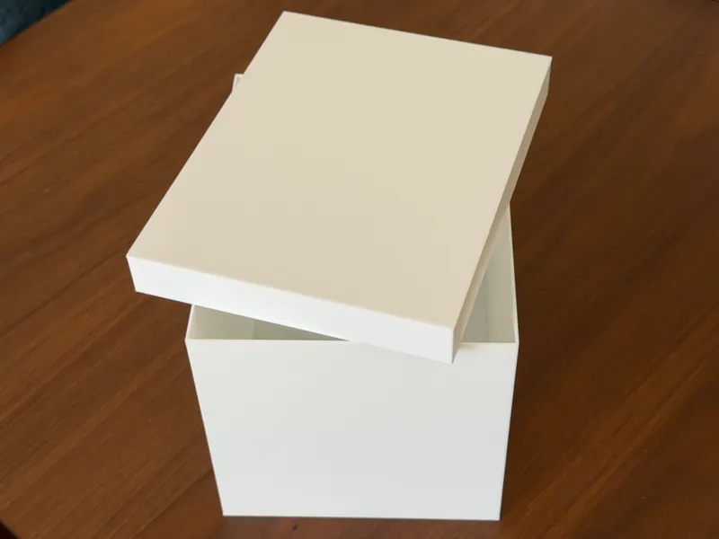 Medium rectangular box with lid