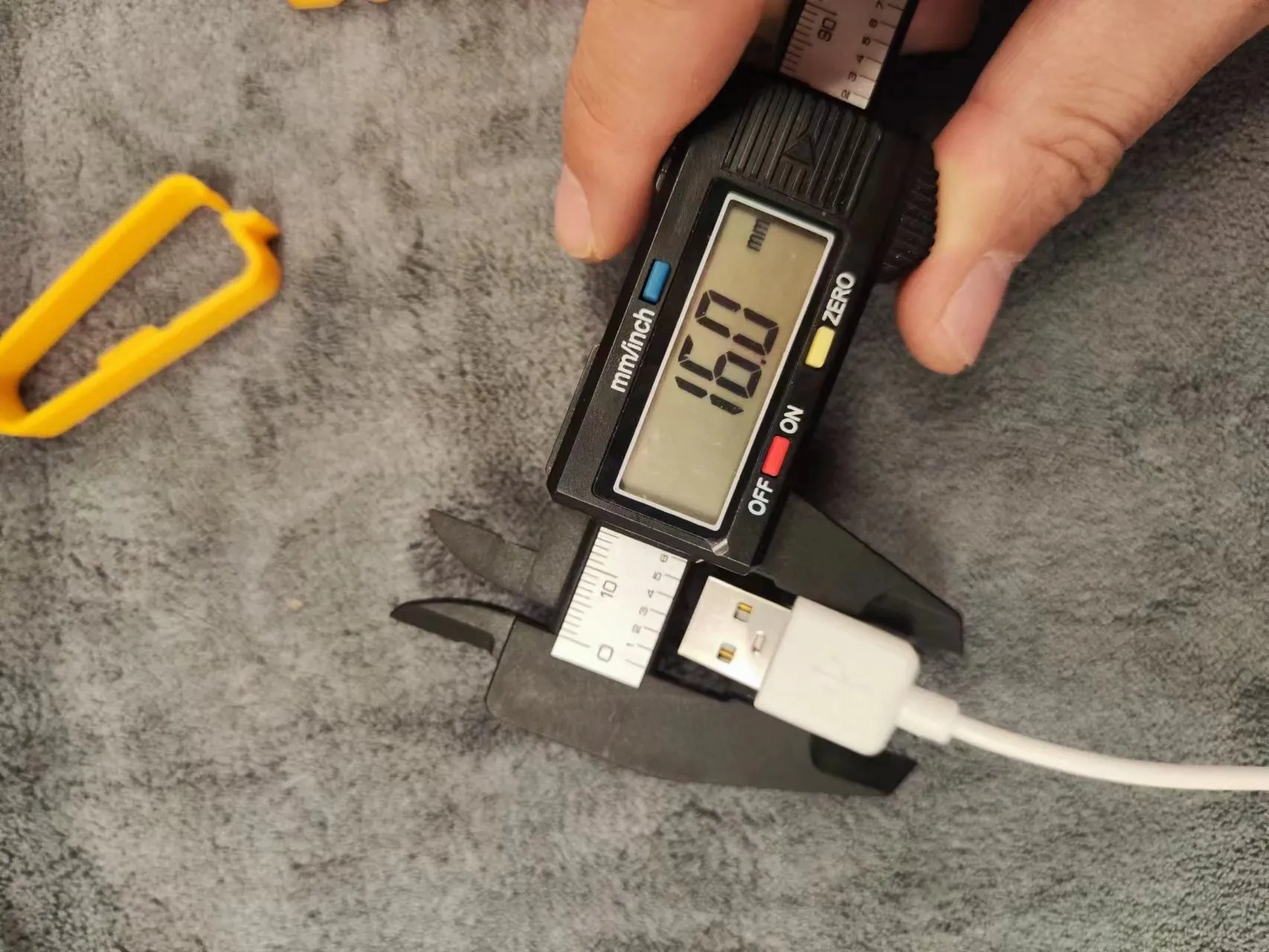 Miniatura 2 do modelo 3D 人手一个的 小米 苹果 usb 数据线 保护  收纳 线束  v2版