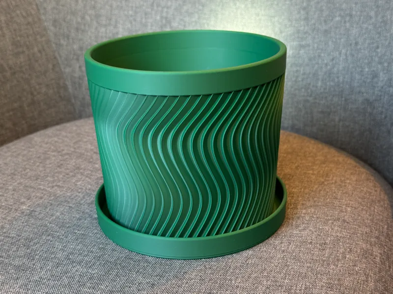 Medium size flower pot/planter