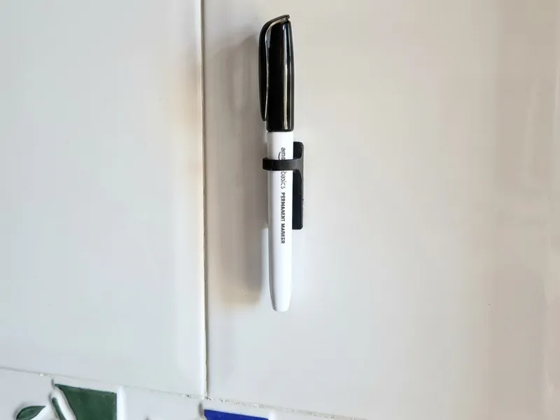Soporte adhesivo para rotulador permanente Sharpie