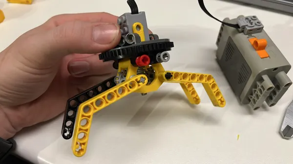 Pince en briques pour micro-moteur