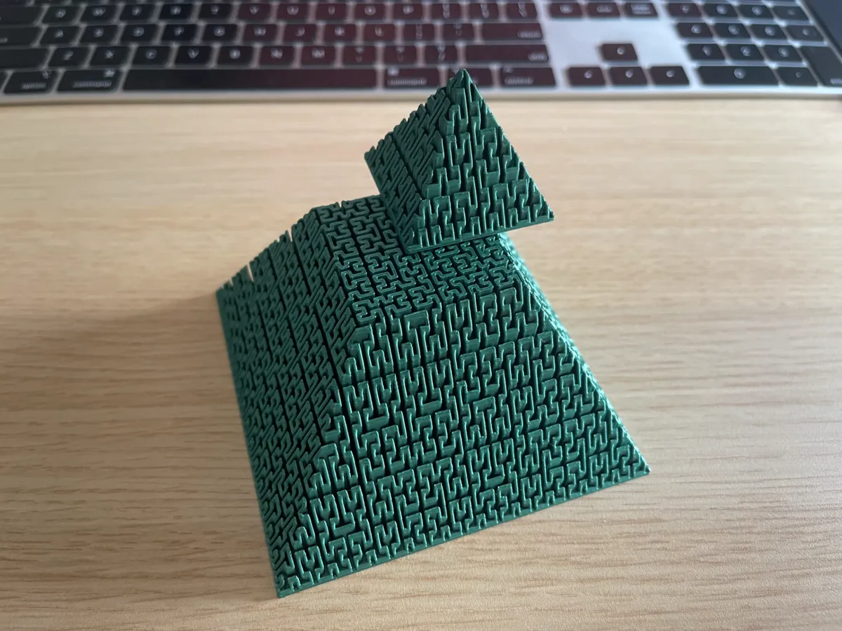 Pyramide fractale courbe de Hilbert