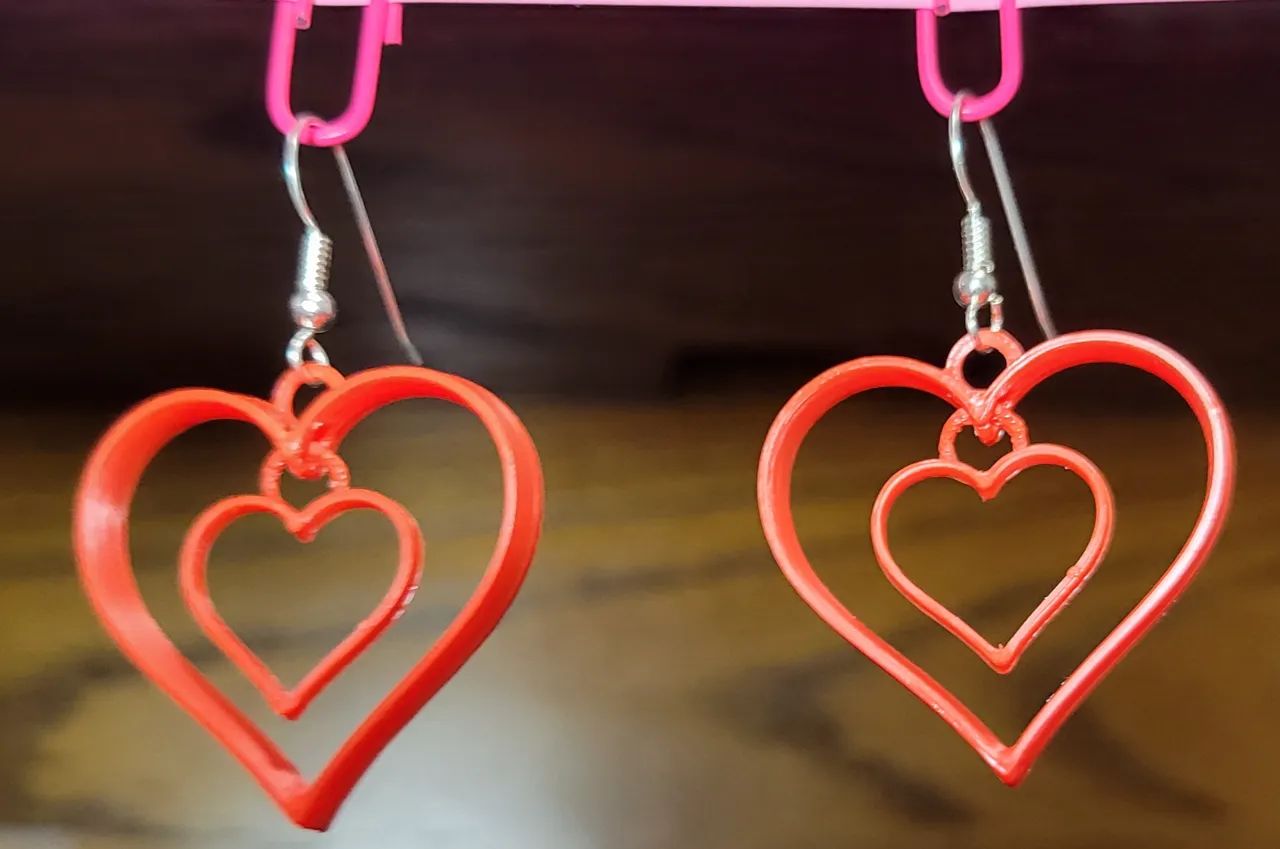 Simple Heart Earrings Articulated view 2