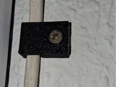 Rectangular cable clamp