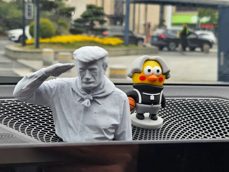 戴红领巾敬礼的外国友人