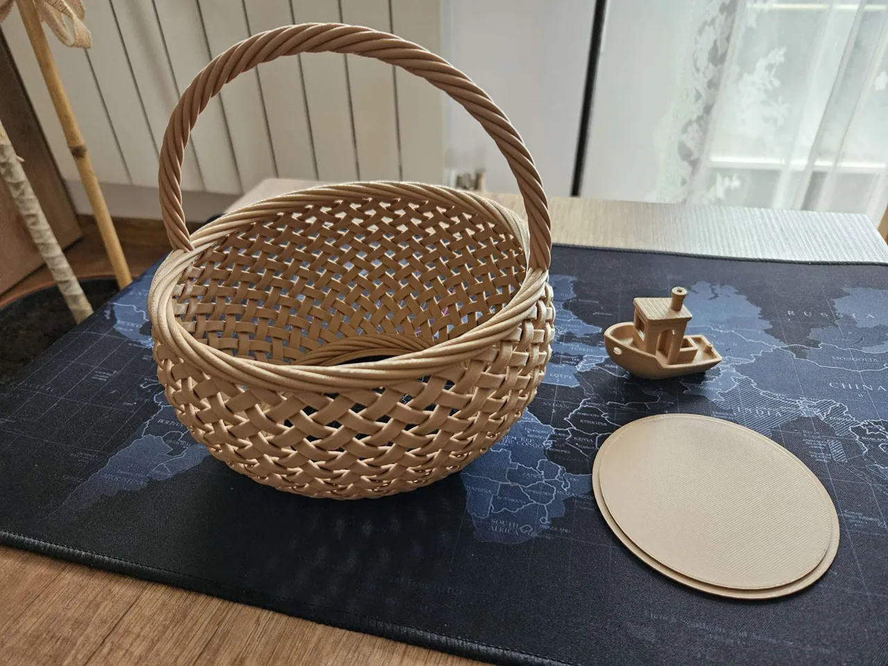 Basket (woven) view 4