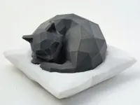 Chat endormi low poly sur coussin — photo 2