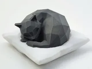Chat endormi low poly sur coussin