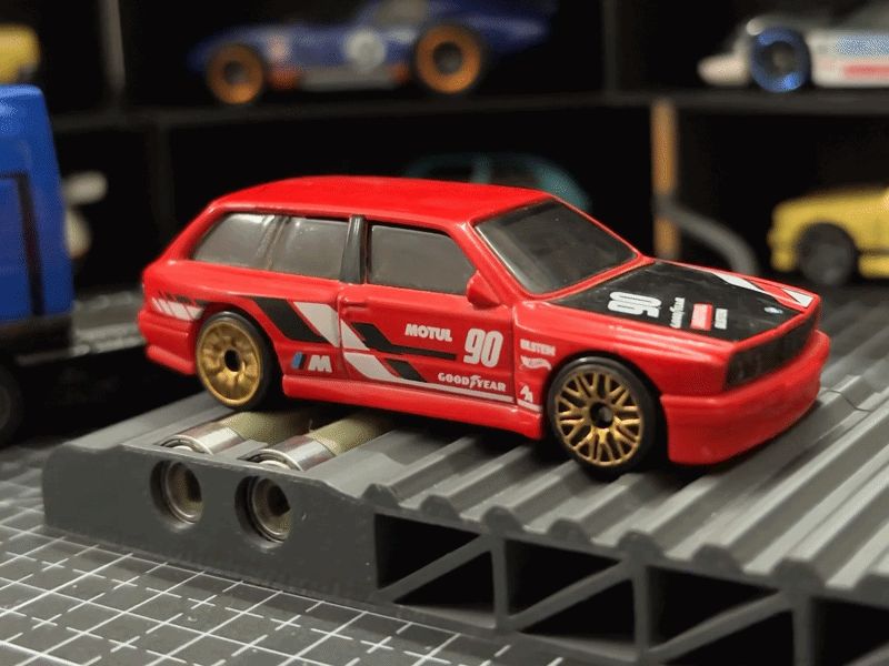 Mini Hot Wheels Dynamo Auto-Aligning Display Stand