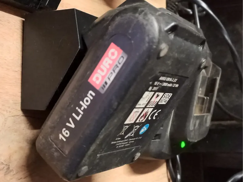 Duro 16V battery wall mount holder