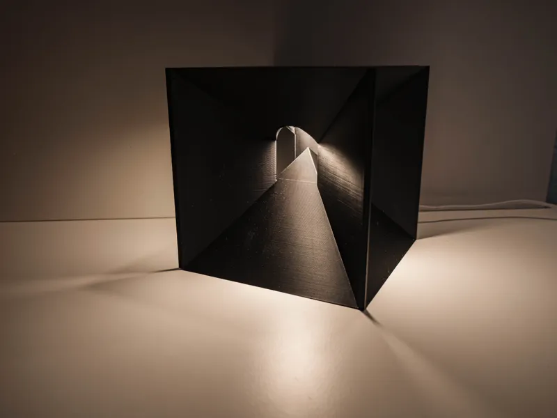 Led Lampe mit Pyramidenstruktur