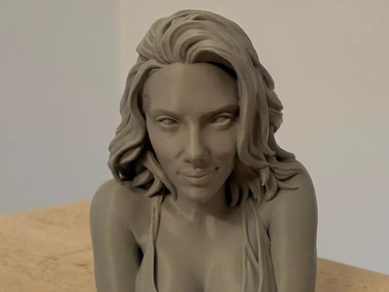 Scarlett Johansson sensual bust