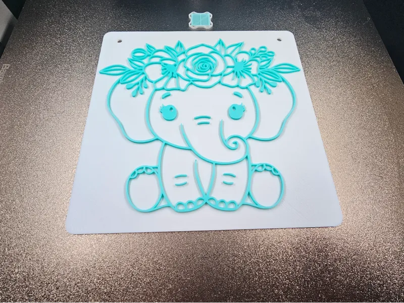 Elefant mit Blumenschmuck