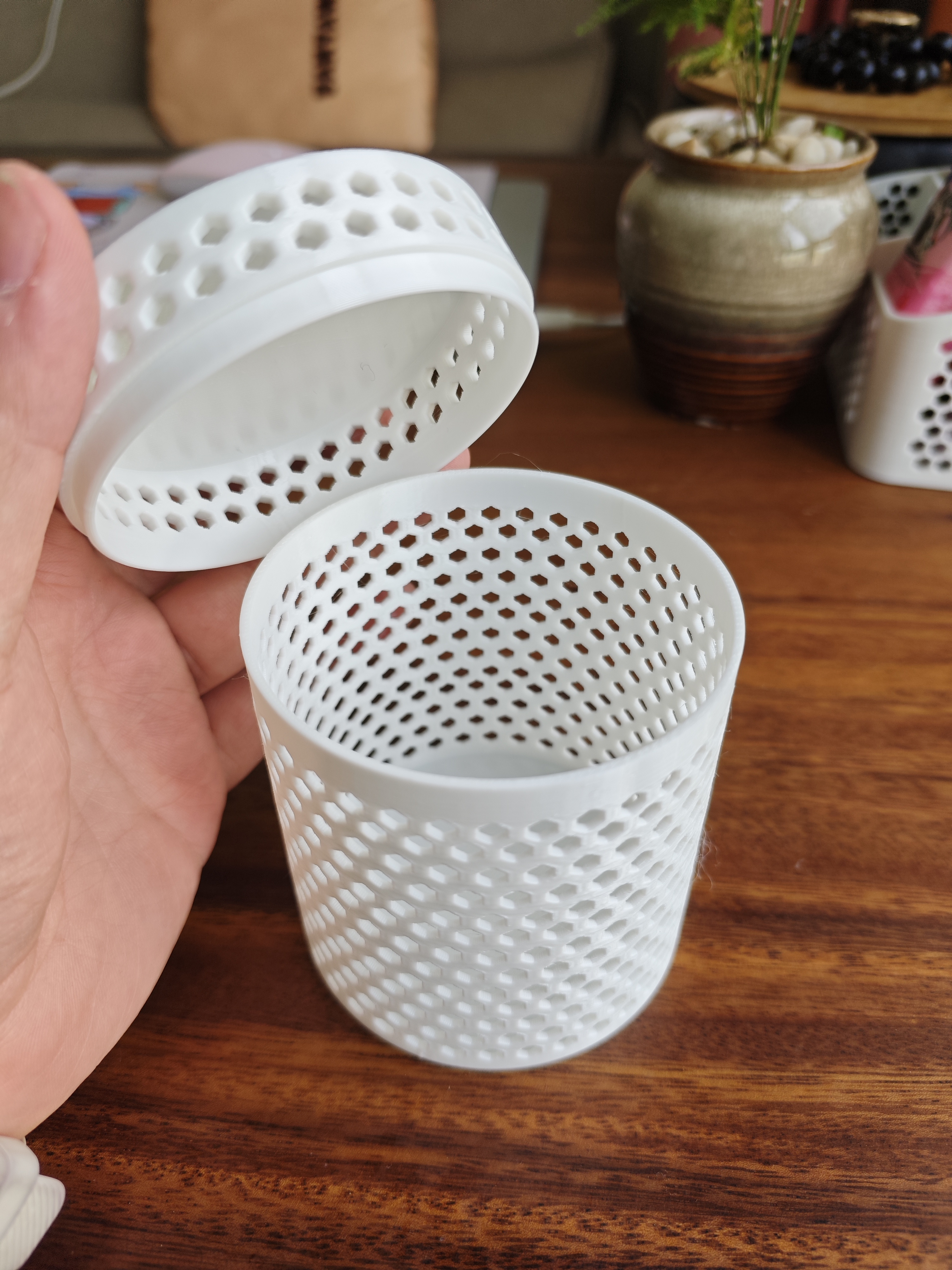 Miniatura 2 do modelo 3D 大中小可以选择 带盖子镂空圆形收纳盒 罐子 干燥剂盒子