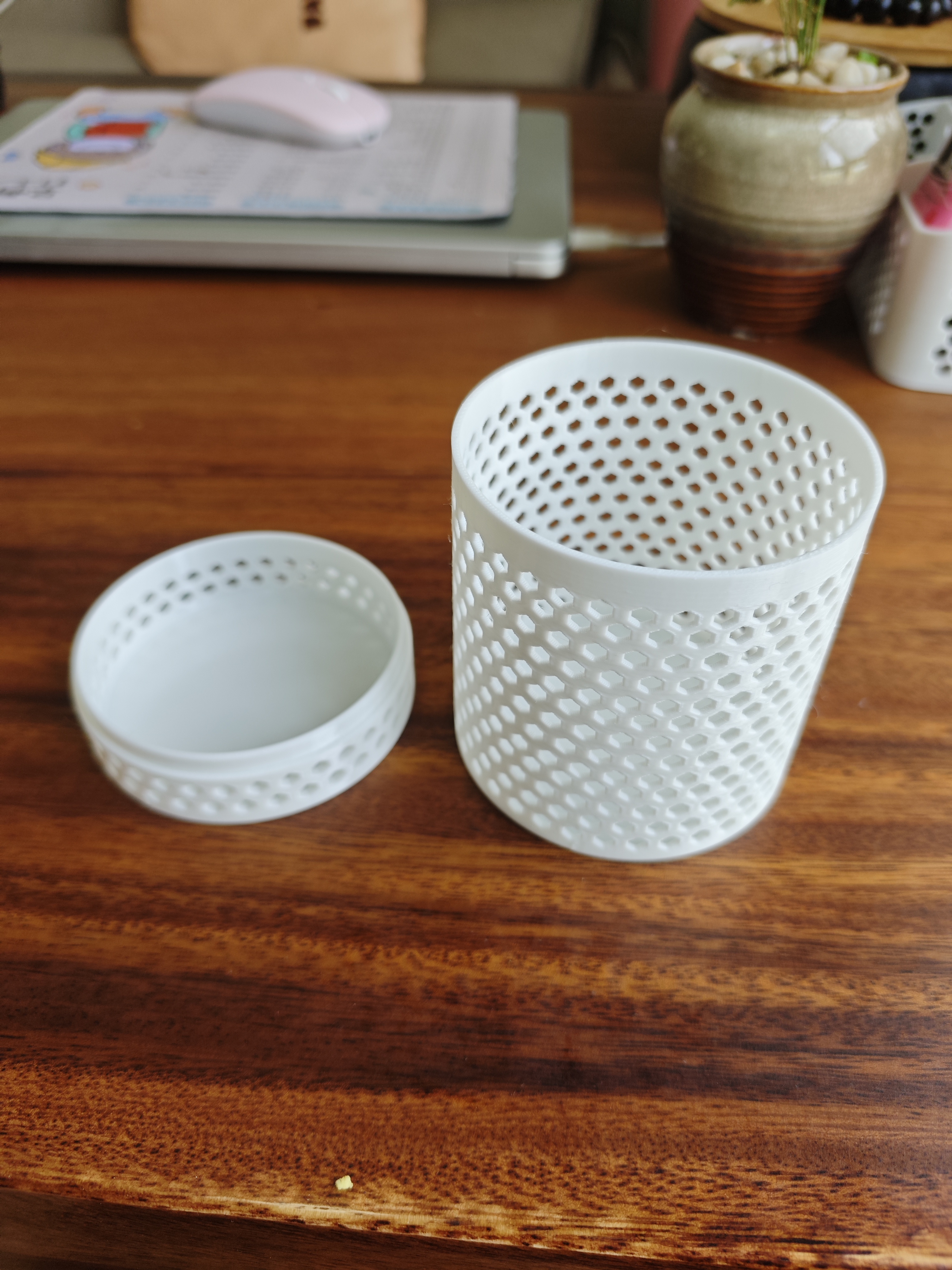 Miniatura 3 do modelo 3D 大中小可以选择 带盖子镂空圆形收纳盒 罐子 干燥剂盒子