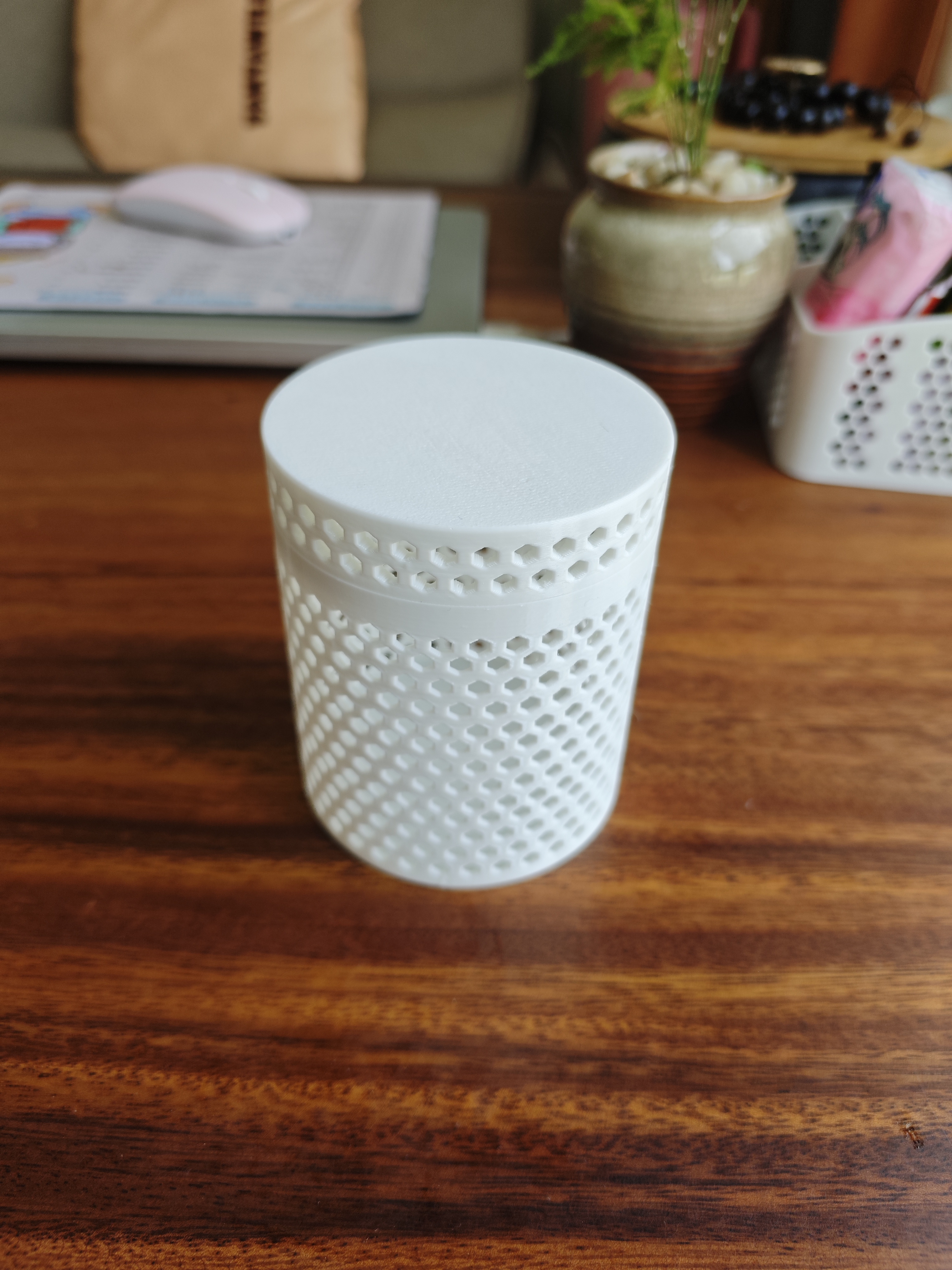 Miniatura 1 do modelo 3D 大中小可以选择 带盖子镂空圆形收纳盒 罐子 干燥剂盒子