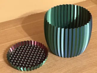 Plant pot with gyroid drip tray - multiple sizes