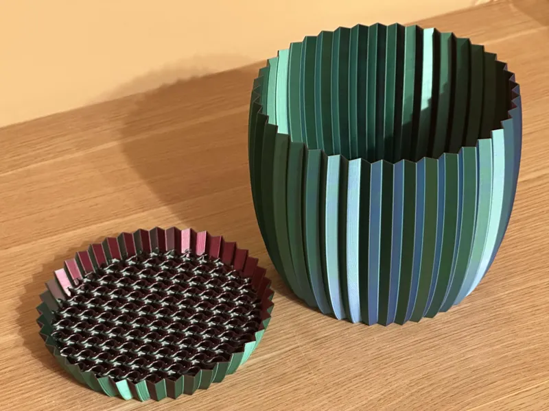 Plant pot with gyroid drip tray - multiple sizes