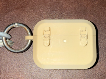 Airpod Pro 3 case with keyring and latch