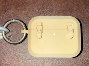 Airpod Pro 3 case with keyring and latch