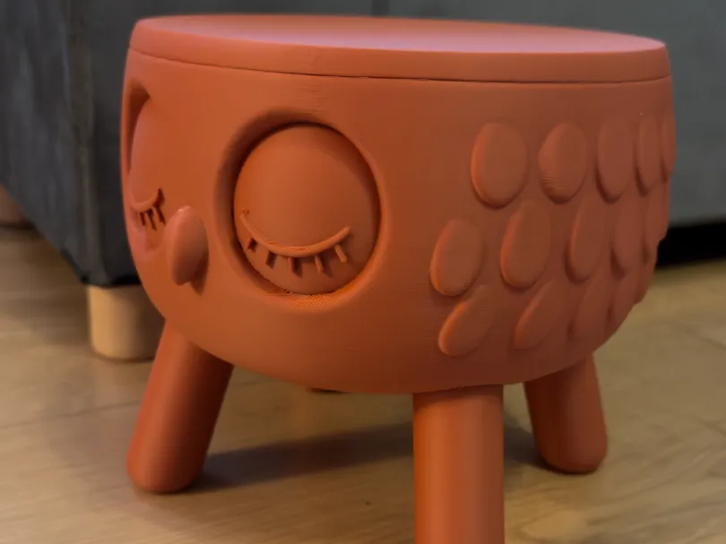 Soporte: Sleepy Cute Owl Shaped Stool & Plant Stand. Referencia del modelo original.