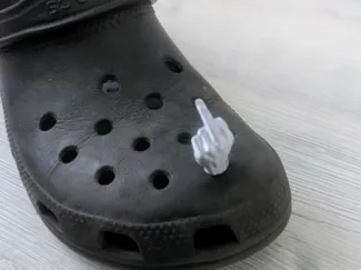 Crocks Mittelfinger