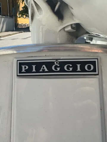 Letrero o emblema decorativo: Vespa PX Piaggio Front Panel Badge — vista de referencia 2