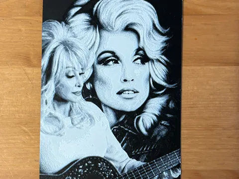 Cuadro decorativo en 3D: Dolly Parton Hueforge — referencia de MakerWorld