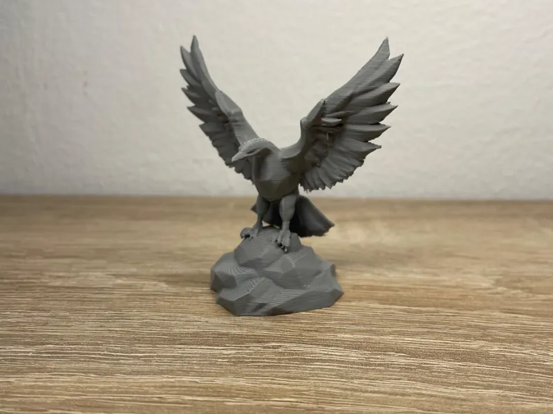 Adler-Statur mit ausgebreiteten Flügeln