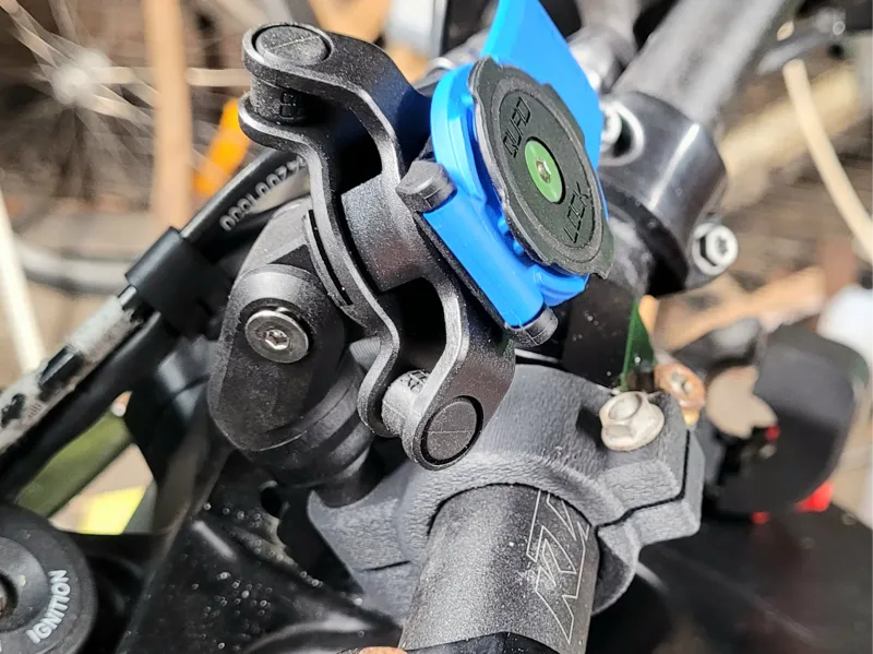 Quadlock Handlebar clamp bolt mount adapter