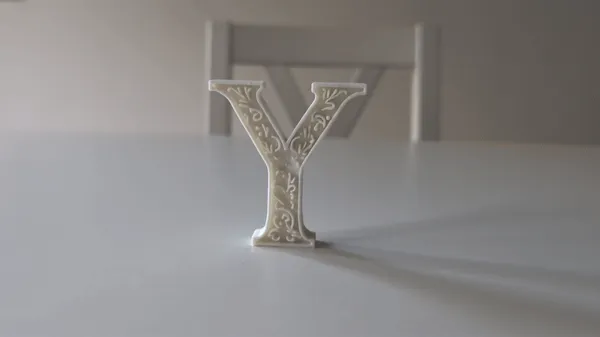 Lettre Y sur socle, style floral