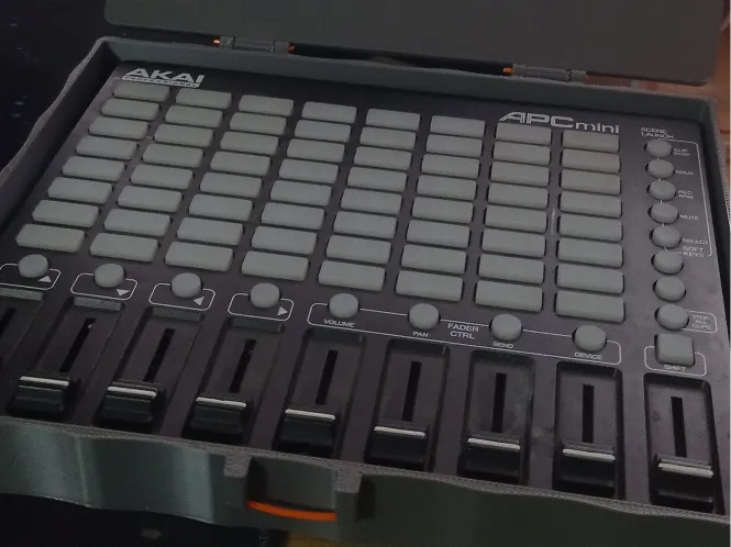 case controller AKAI APC MINI mk1