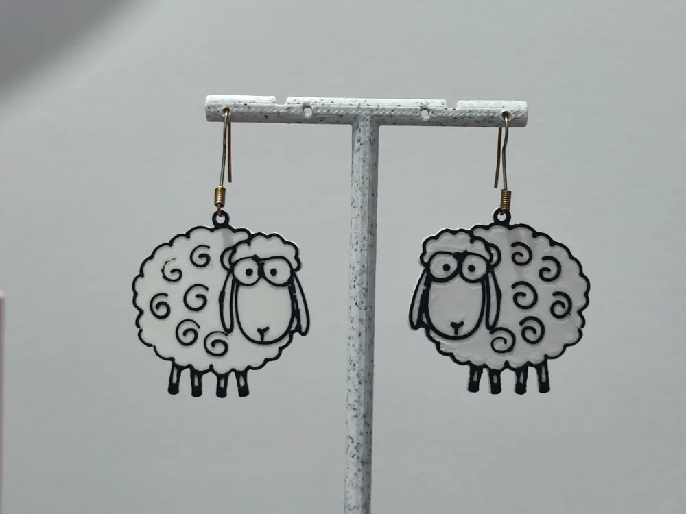 Pendientes: Aretes Oveja Risueña. Referencia del modelo original.
