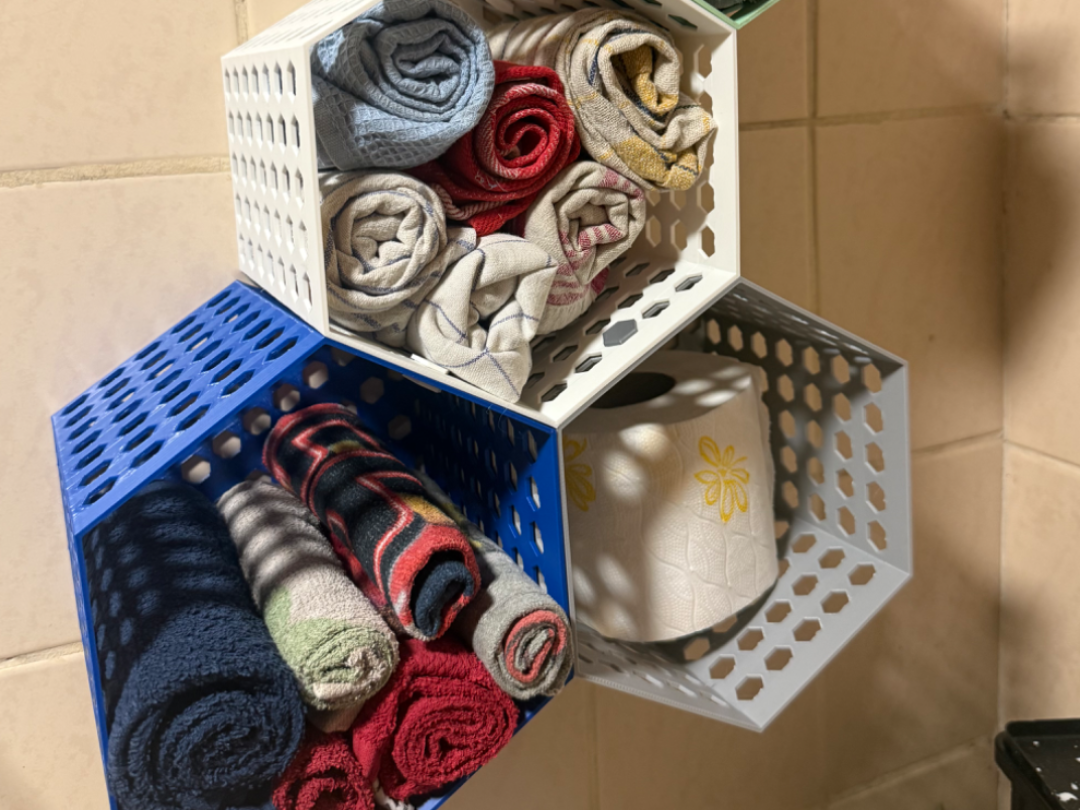 Modulares Hex-Wandregal mit Steckverbindern