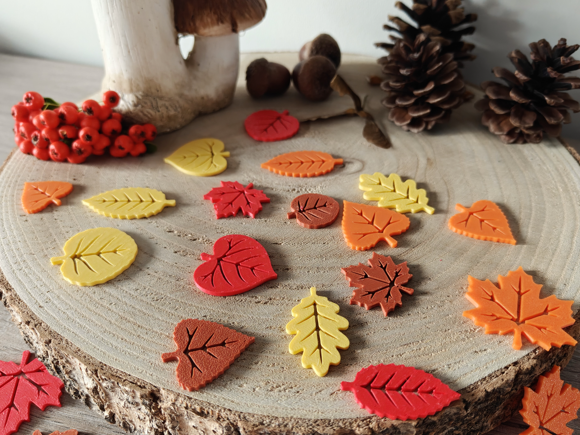 Small Autumn Leaves – Table Decor & Sensory Play - 1