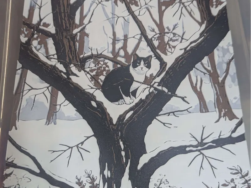 hueforge chat dans une arbre enneigé