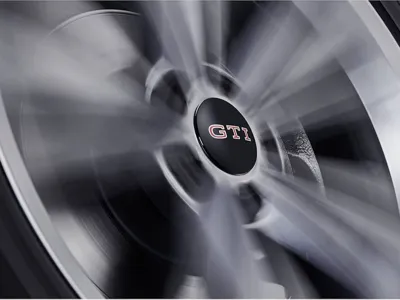 Dynamic wheel center cap