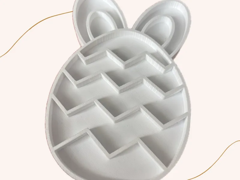 Sensory tray easter egg 