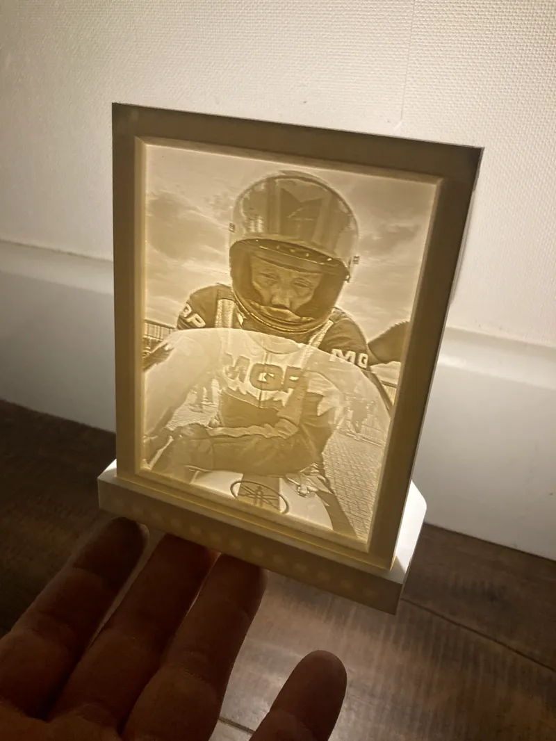 Flat lithophane with led