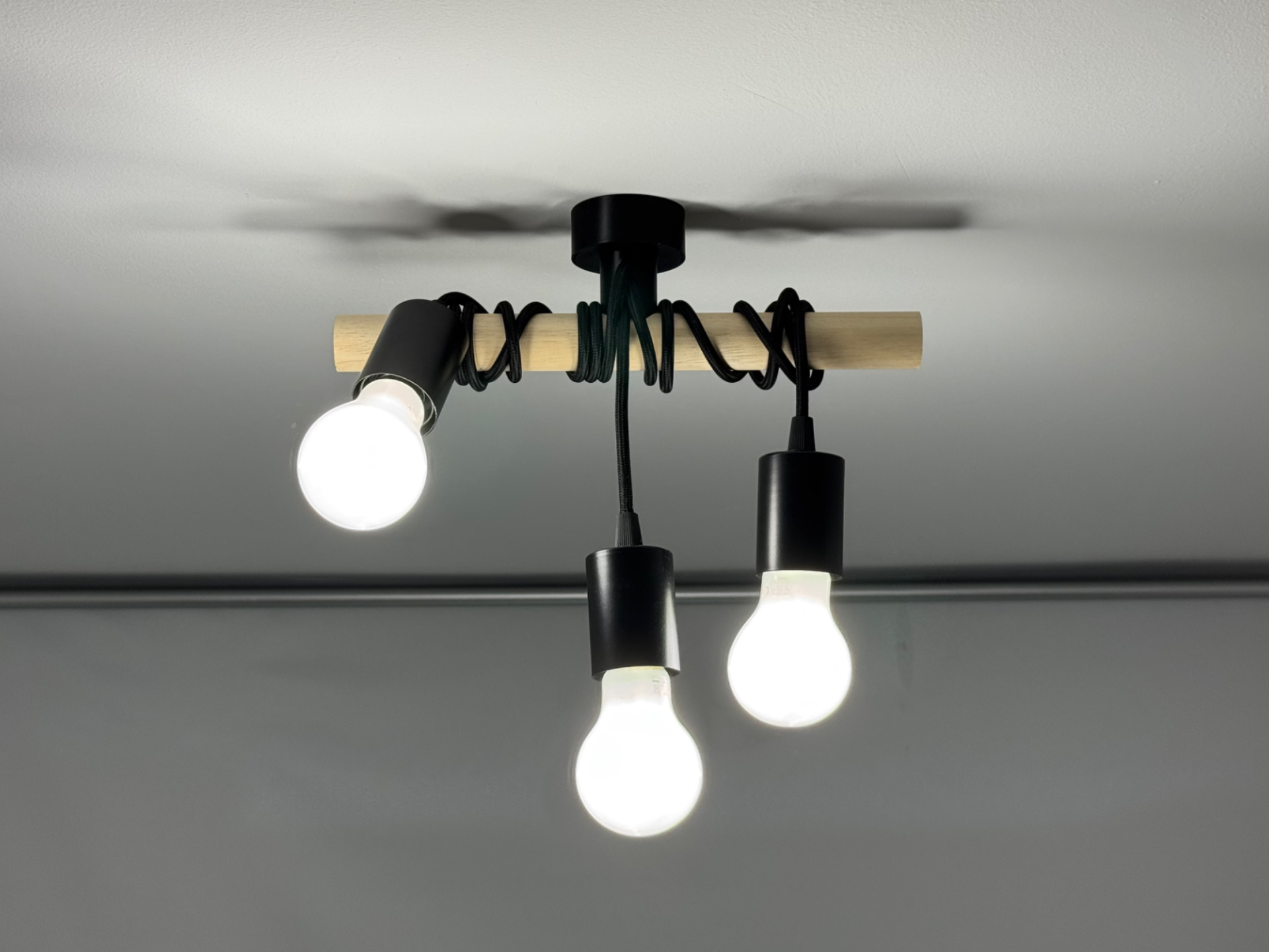 lampadario da soffitto con cavi arrotolati