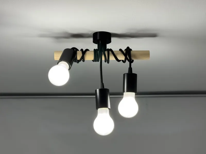 lampadario da soffitto con cavi arrotolati