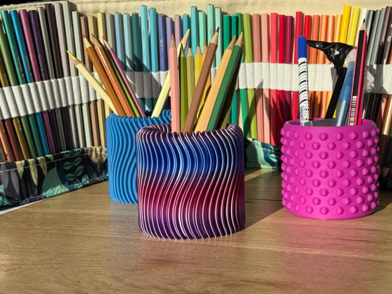 Wave Gradient Holder - Pen/Crayons container