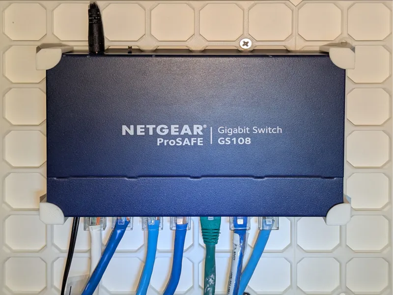 openGrid mount for Netgear GS108 switch