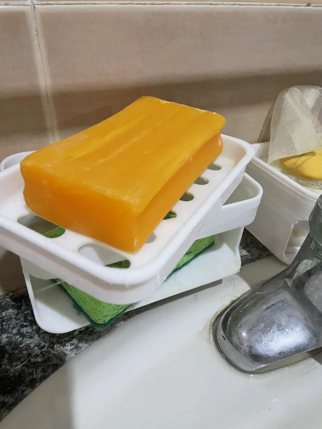 Porte-savon ajouré avec réservoir