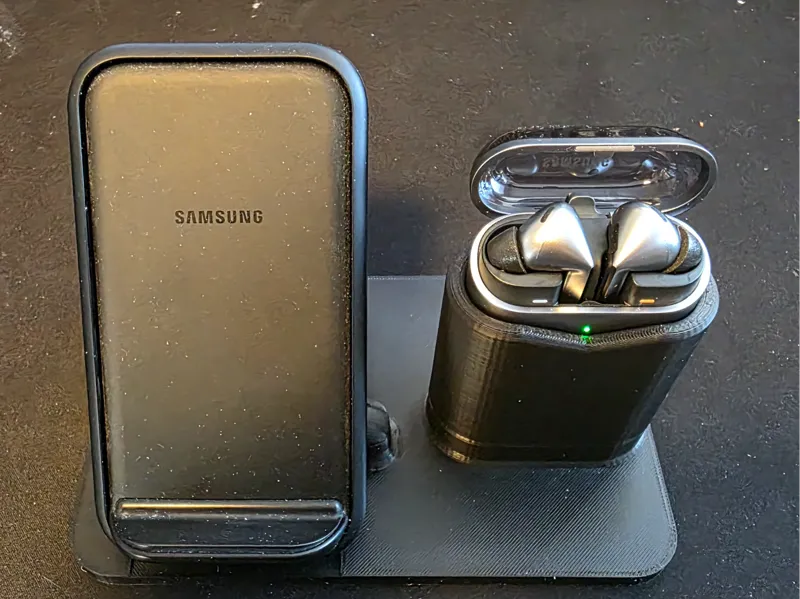 Samsung phone and Buds 3 charging station