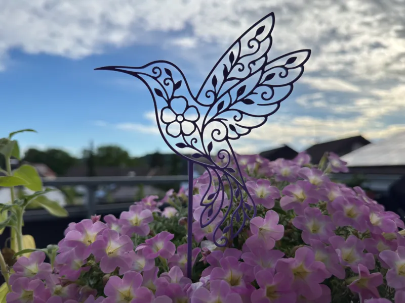 Floraler Kolibri mit Blumenstecker