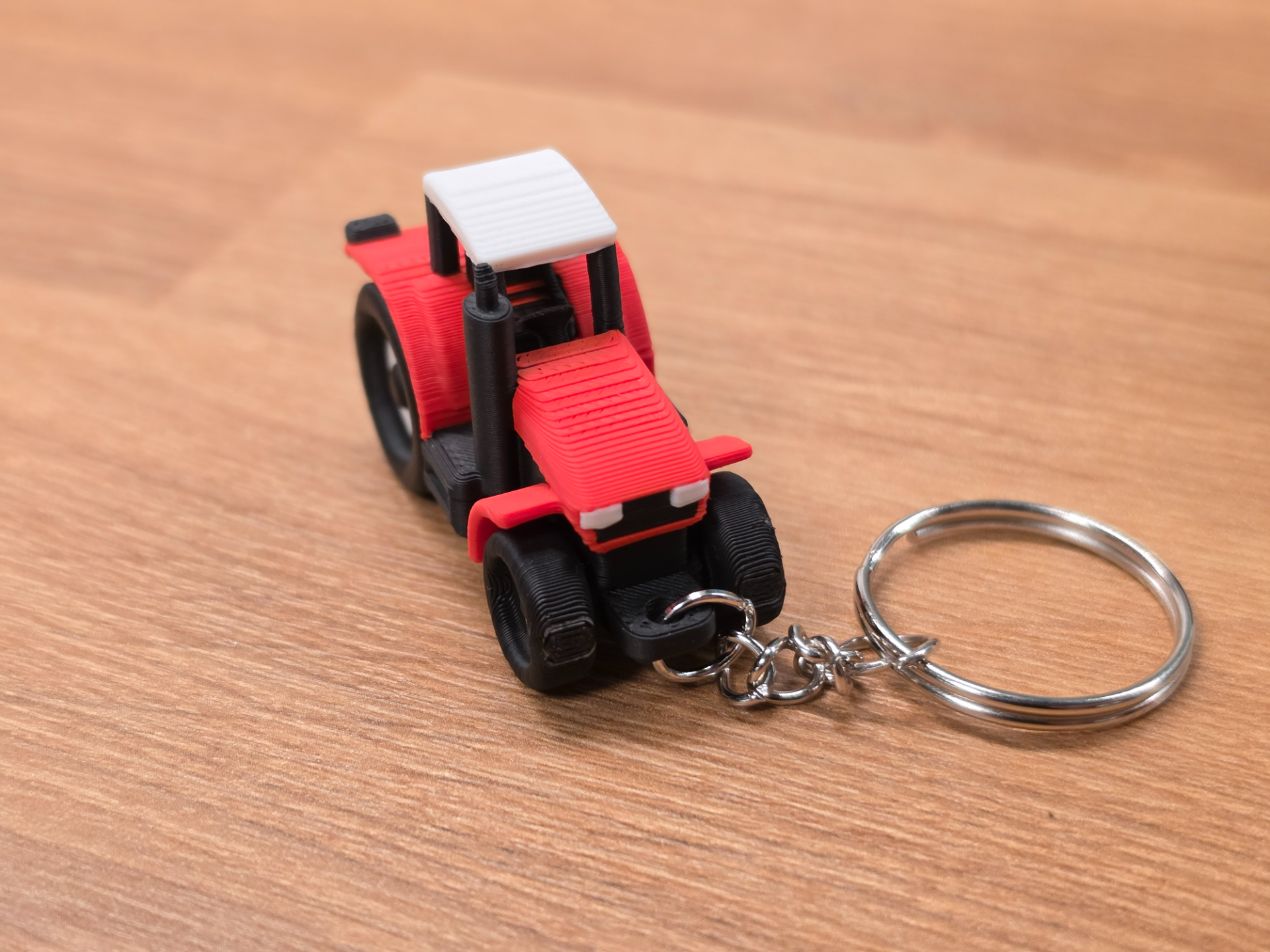 Mini tractor keychain with movable wheels